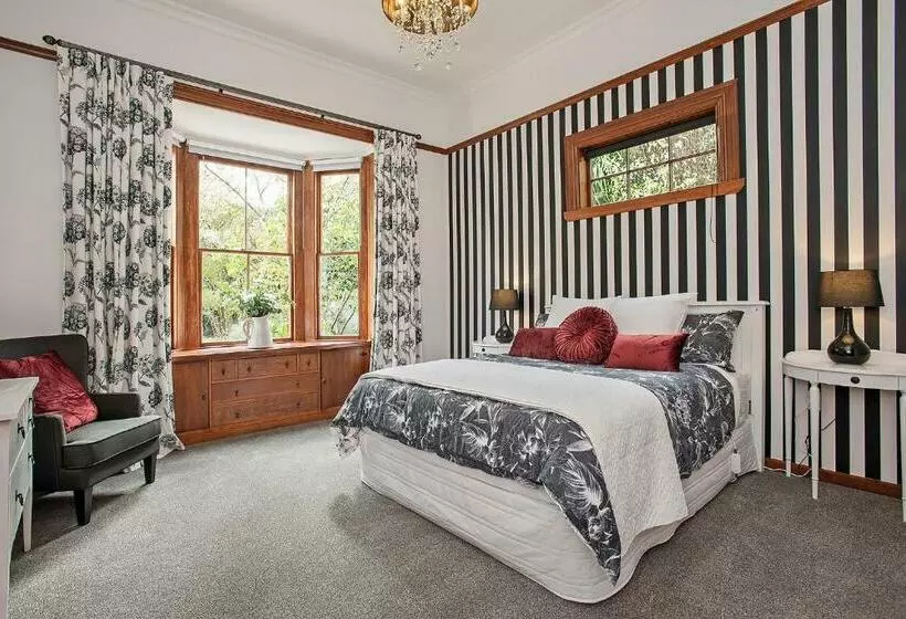 تختخواب و صبحانه Pepper Tree Villa