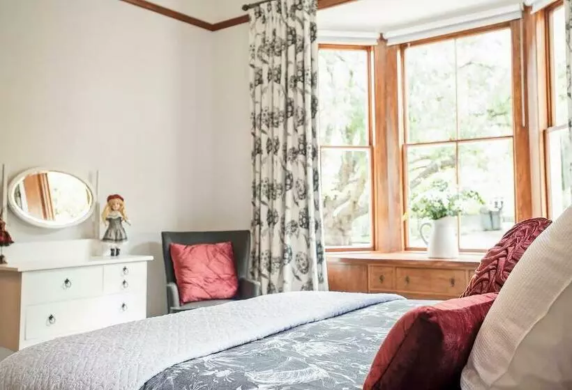 تختخواب و صبحانه Pepper Tree Villa