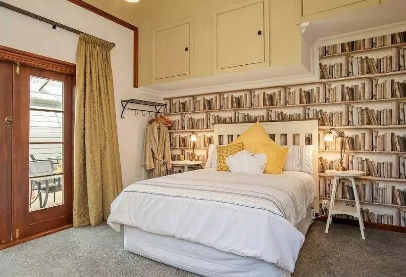 تختخواب و صبحانه Pepper Tree Villa