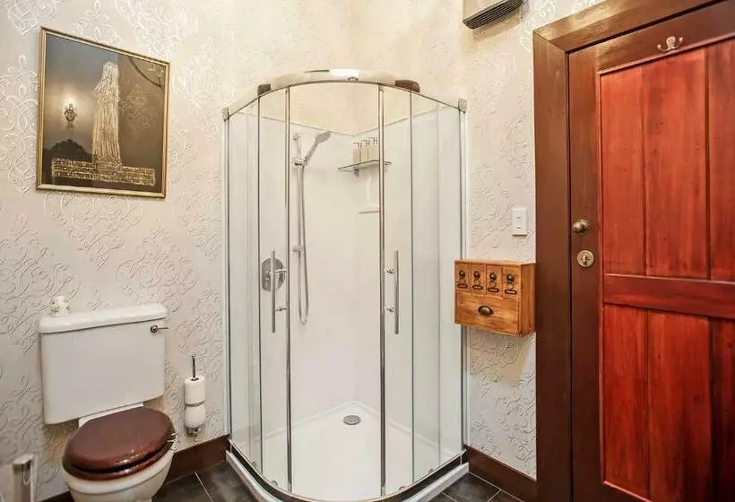 تختخواب و صبحانه Pepper Tree Villa