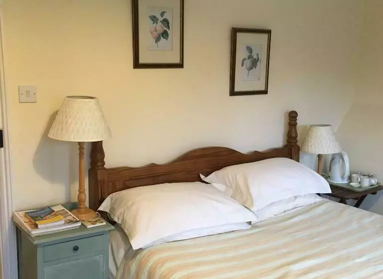 تختخواب و صبحانه The Long House