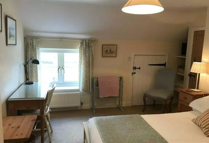 تختخواب و صبحانه The Long House