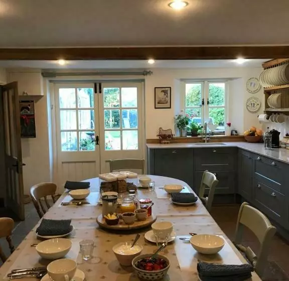 تختخواب و صبحانه The Long House