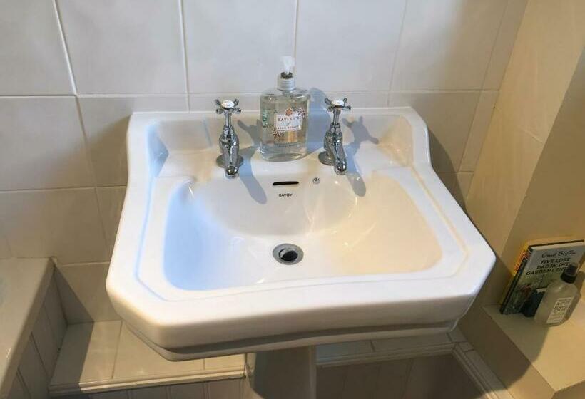 مبيت وإفطار The Long House