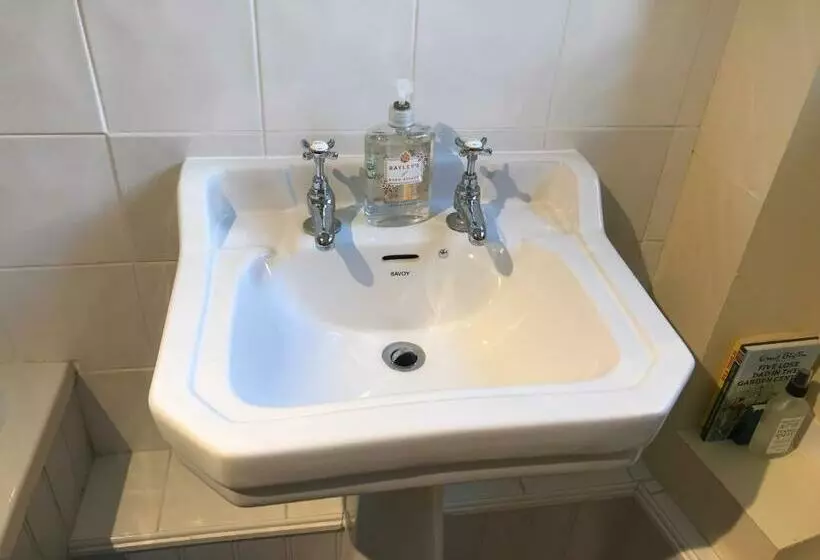 تختخواب و صبحانه The Long House