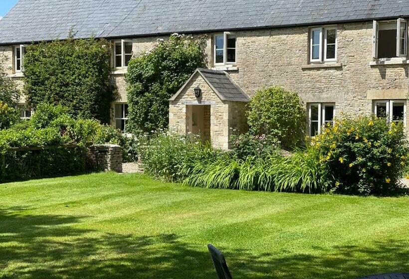 مبيت وإفطار The Long House