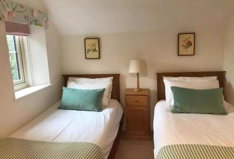 تختخواب و صبحانه The Long House