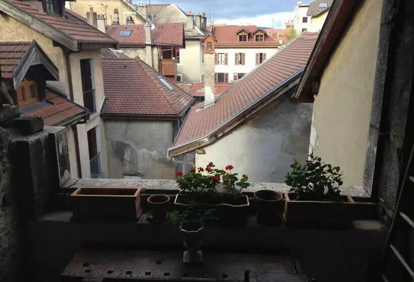 تختخواب و صبحانه Nid Douillet