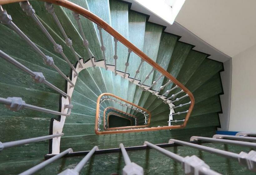 تختخواب و صبحانه Pension Bienvenue