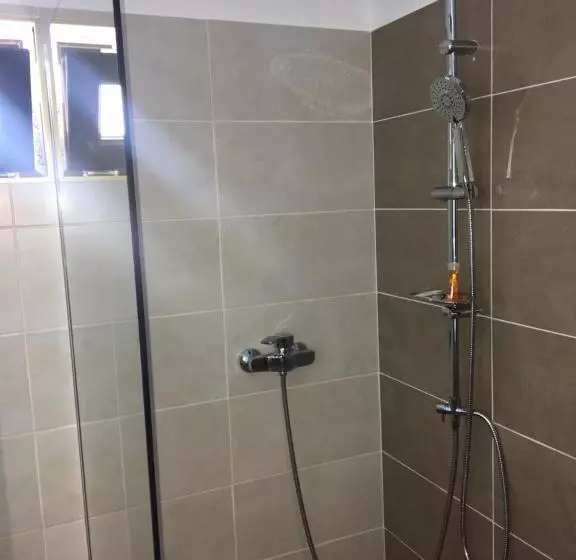 4 Seasons Apartments