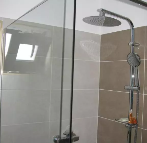 4 Seasons Apartments