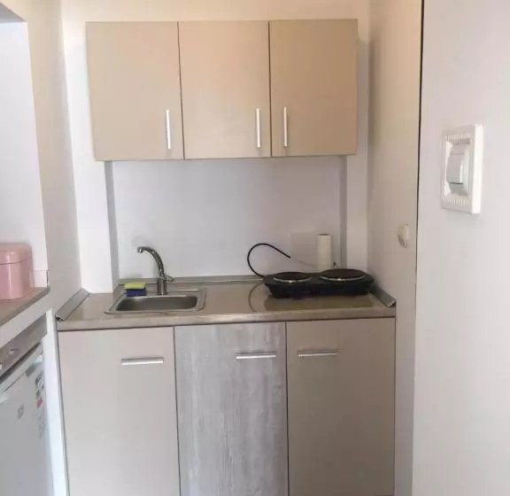 4 Seasons Apartments