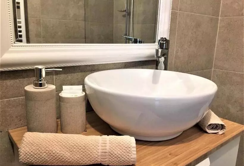 4 Seasons Apartments