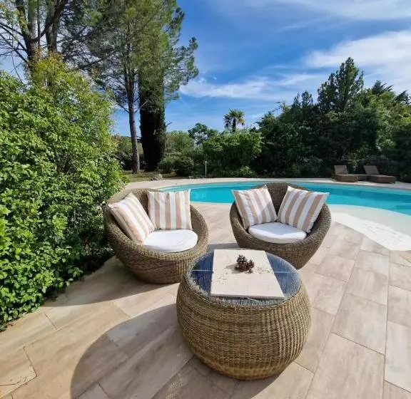 ベッドアンドブレックファースト L  Esmerand