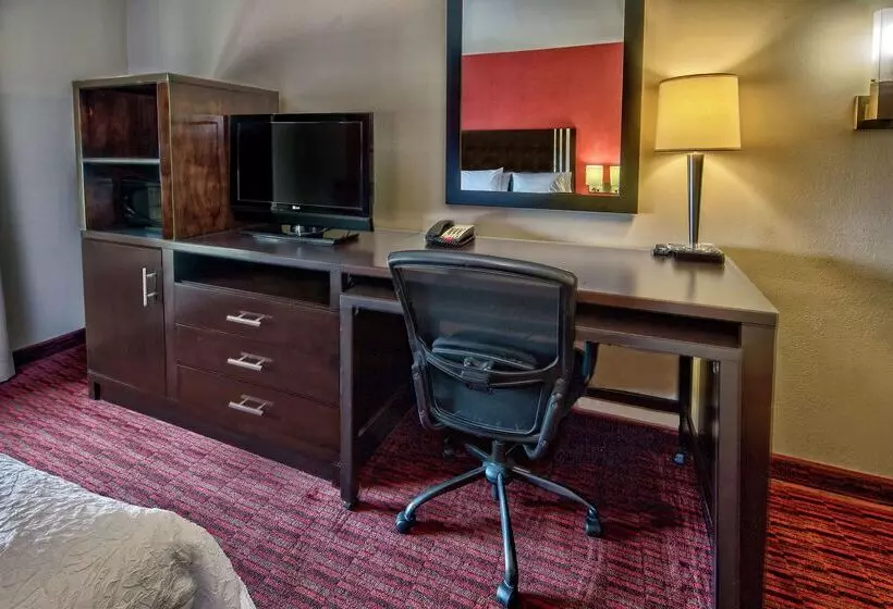 Отель Hampton Inn & Suites Lebanon