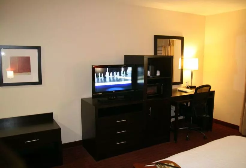 Отель Hampton Inn & Suites Lebanon