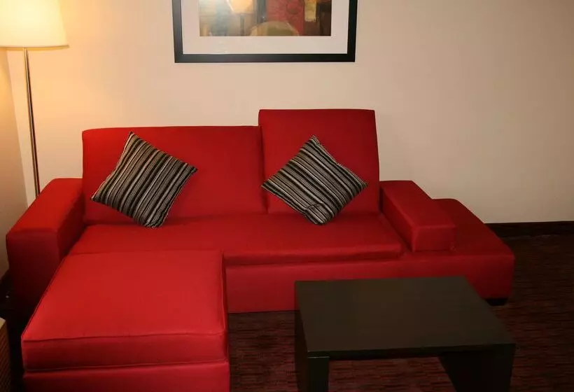 Отель Hampton Inn & Suites Lebanon