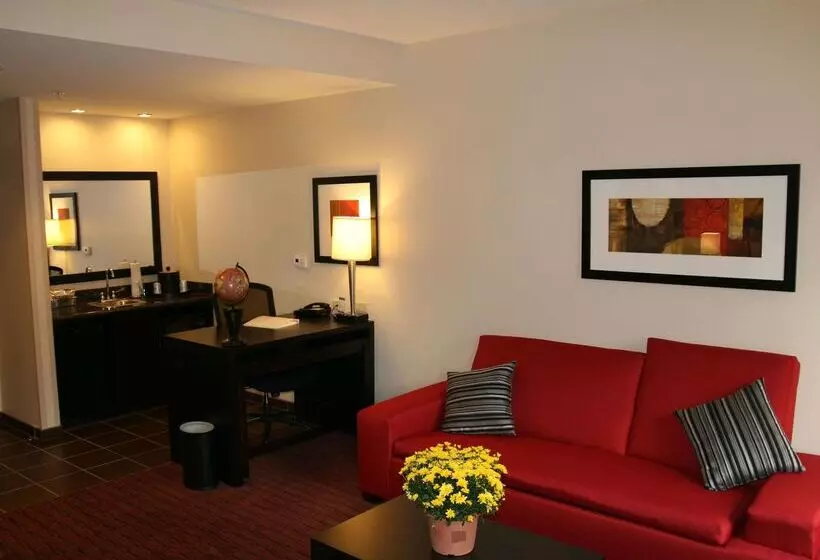 Отель Hampton Inn & Suites Lebanon