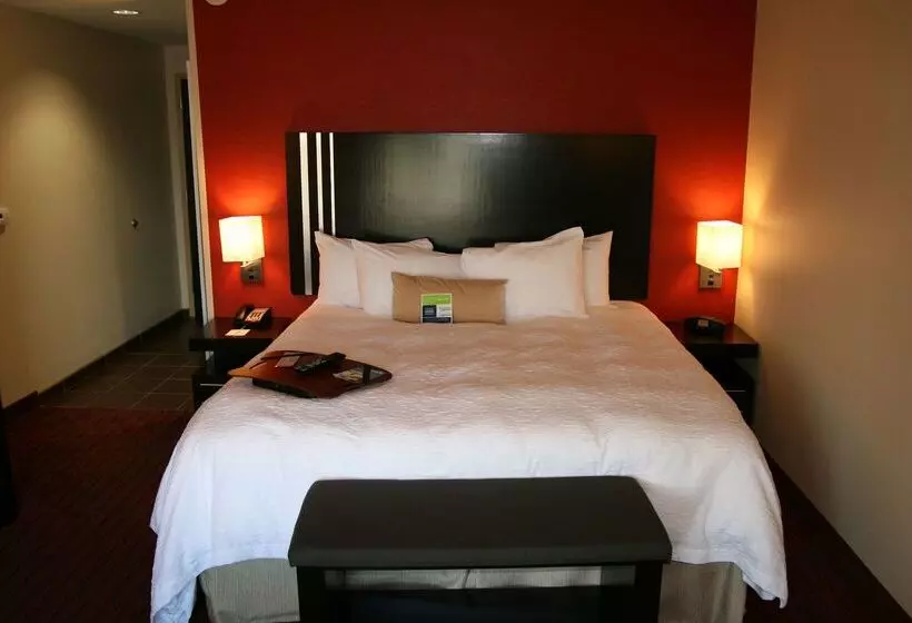 Отель Hampton Inn & Suites Lebanon