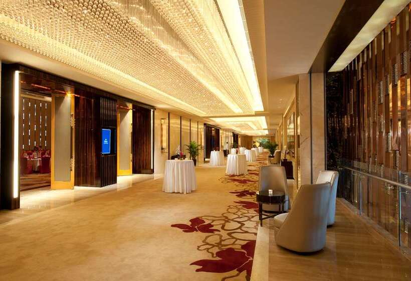 ホテル Hilton Guangzhou Baiyun   Free Shuttle And Phase 1 Registration Service Available For Canton Fair Pe