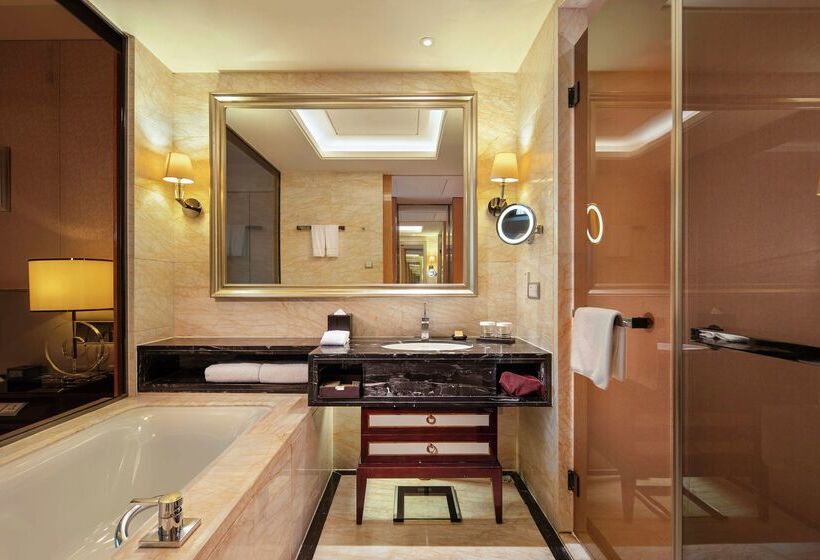 ホテル Hilton Guangzhou Baiyun   Free Shuttle And Phase 1 Registration Service Available For Canton Fair Pe