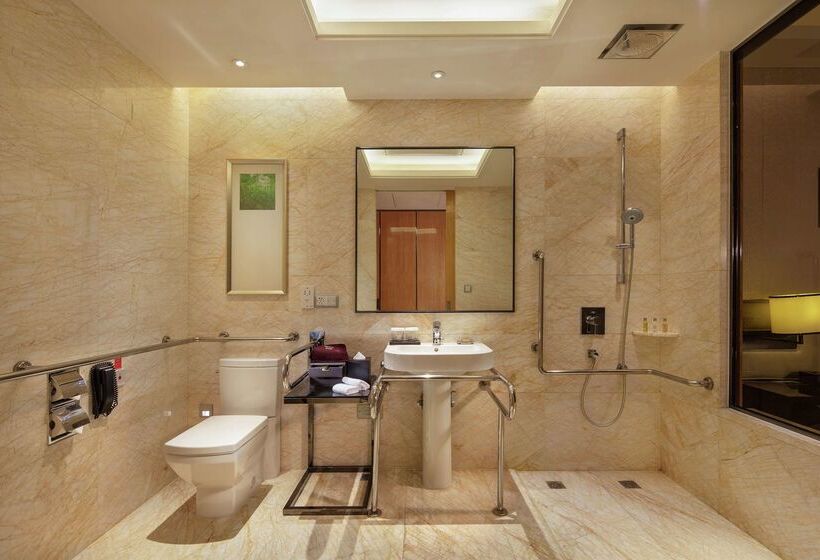 ホテル Hilton Guangzhou Baiyun   Free Shuttle And Phase 1 Registration Service Available For Canton Fair Pe