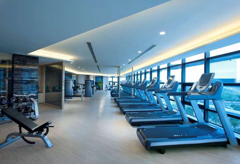 ホテル Hilton Guangzhou Baiyun   Free Shuttle And Phase 1 Registration Service Available For Canton Fair Pe