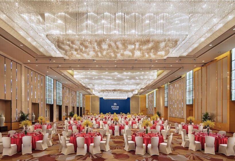 ホテル Hilton Guangzhou Baiyun   Free Shuttle And Phase 1 Registration Service Available For Canton Fair Pe