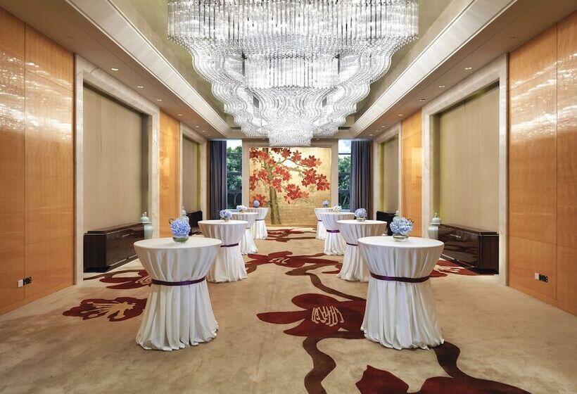 ホテル Hilton Guangzhou Baiyun   Free Shuttle And Phase 1 Registration Service Available For Canton Fair Pe