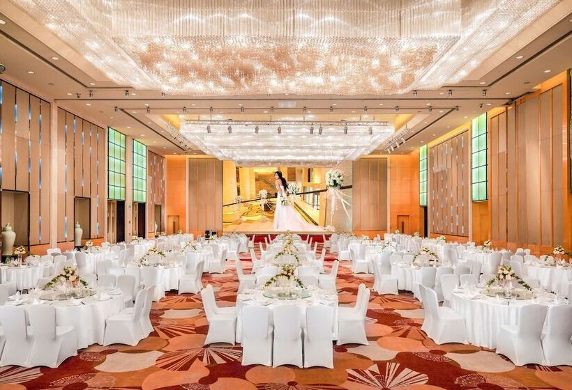 ホテル Hilton Guangzhou Baiyun   Free Shuttle And Phase 1 Registration Service Available For Canton Fair Pe