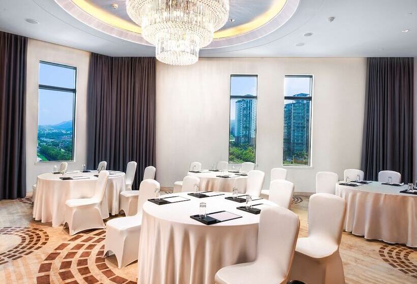 ホテル Hilton Guangzhou Baiyun   Free Shuttle And Phase 1 Registration Service Available For Canton Fair Pe