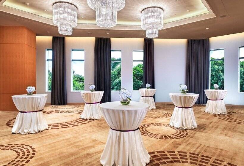 ホテル Hilton Guangzhou Baiyun   Free Shuttle And Phase 1 Registration Service Available For Canton Fair Pe