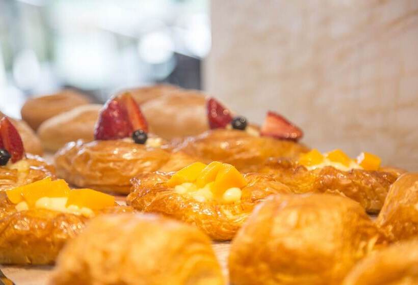 ホテル Hilton Guangzhou Baiyun   Free Shuttle And Phase 1 Registration Service Available For Canton Fair Pe