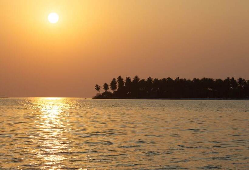 Komandoo Maldives Island Resort