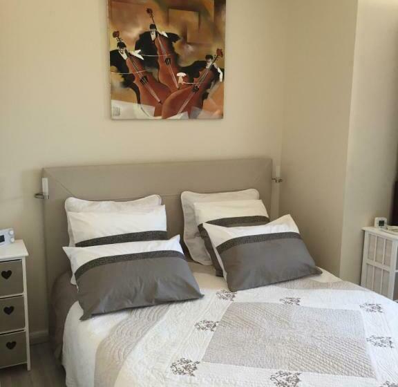 بنسيون La Roseraie Résidence Près De Vichy