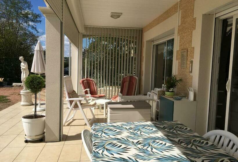 بنسيون La Roseraie Résidence Près De Vichy