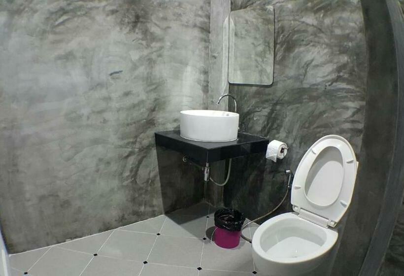 فندق Ban Bunsawaeng Resort