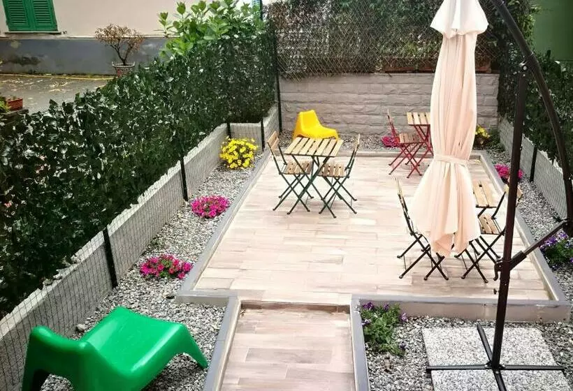 Majatalo Pink House Garden