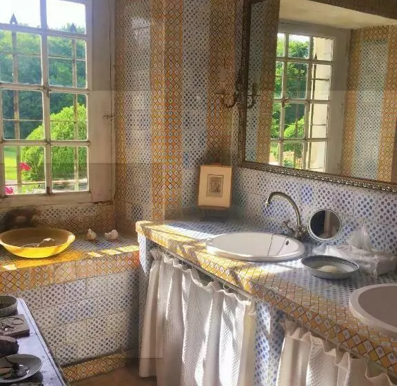 تختخواب و صبحانه Manoir De La Rémonière