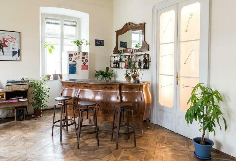 هاستل Controvento