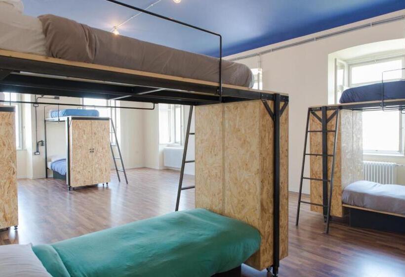 هاستل Controvento