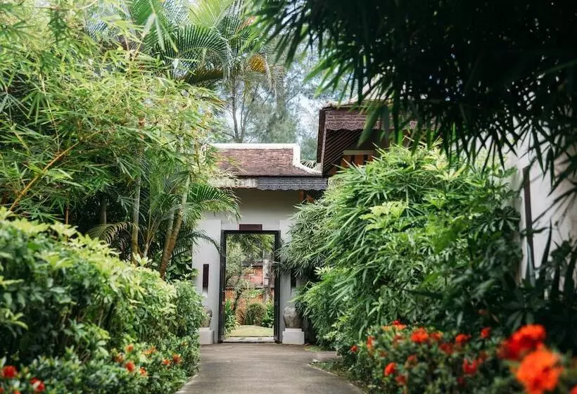 هتل Lapochine Beach Resort