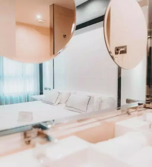 فندق Malaga Nostrum Airport