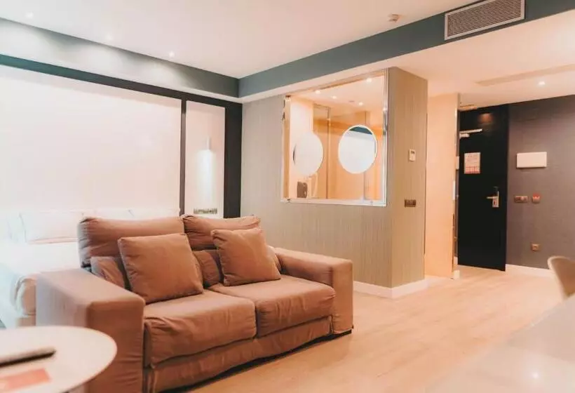 فندق Malaga Nostrum Airport