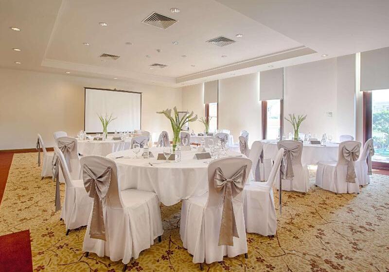 هتل Pullman Danang Beach Resort