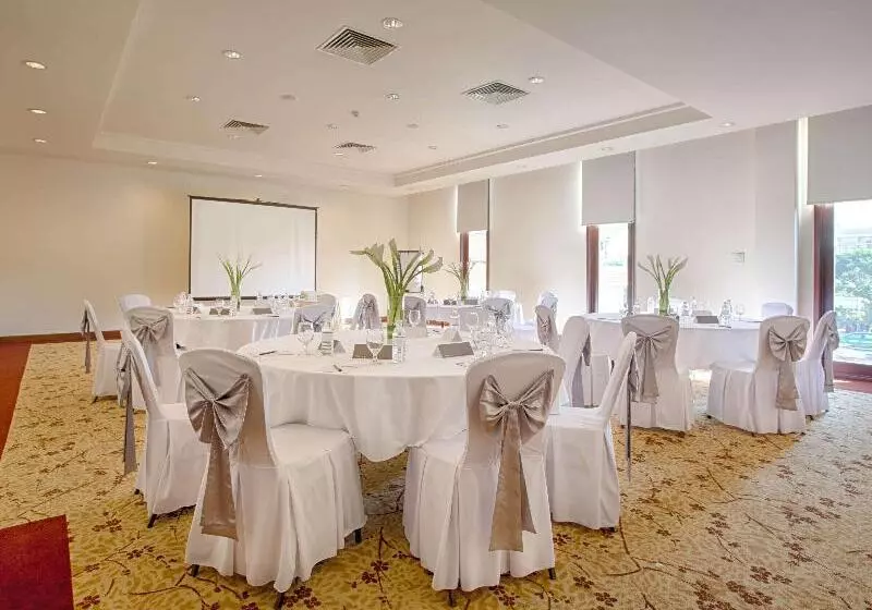 酒店 Pullman Danang Beach Resort