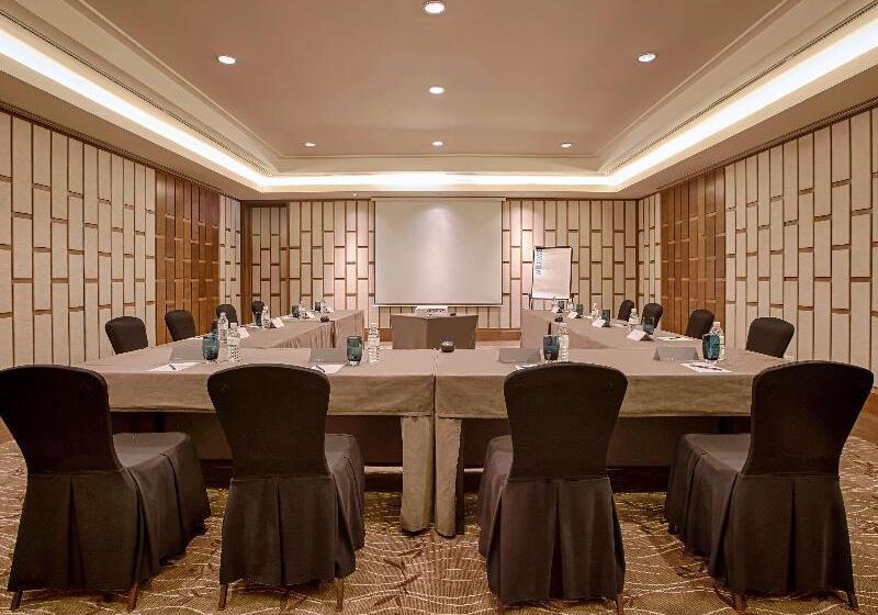 هتل Pullman Danang Beach Resort