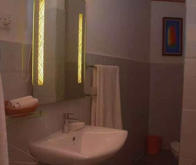 Отель Ratnaloka Tour Inn