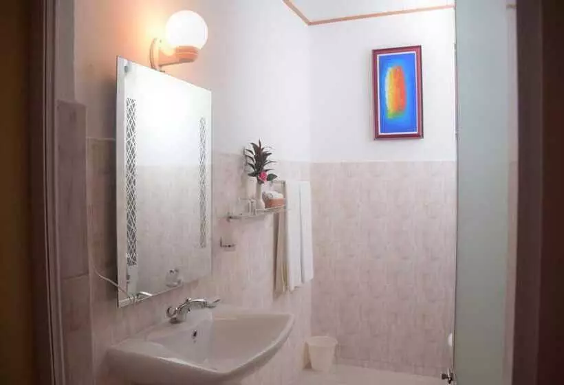 Отель Ratnaloka Tour Inn