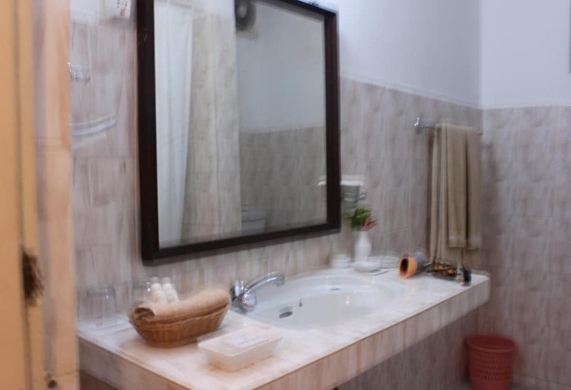 ホテル Ratnaloka Tour Inn